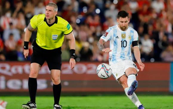 Lionel Messi estará al comando del equipo argentino que vuelve a casa luego de empatar en Paraguay. FOTO efe