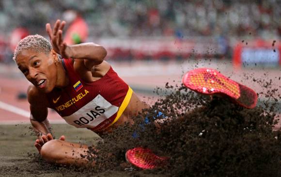 Yulimar Rojas, hizo historia en Tokio 2020 al ganar la medalla de oro y batir el récord olímpico y mundial, en el salto triple femenino. Foto AFP