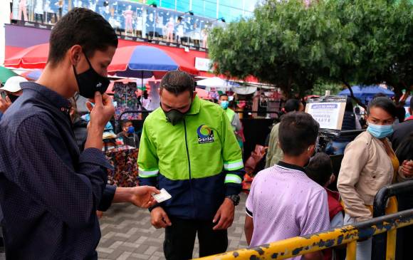 Las medias más comunes en las principales ciudades y departamentos del país para el fin de 2020 y el inicio de 2021 fueron toques de queda, pico y cédula y ley seca. FOTO: COLPRENSA