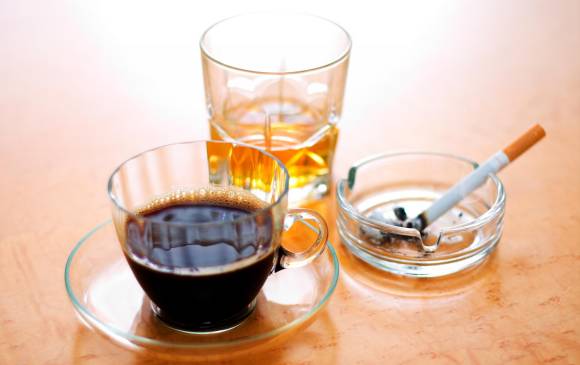 Al tomar café, beber licor o fumar está haciendo uso de sustancias psicoactivas lícitas. La cafeína y el alcohol podrían manejarse desde un consumo responsable. Sin embargo, la nicotina no. FOTO: SSTOCK