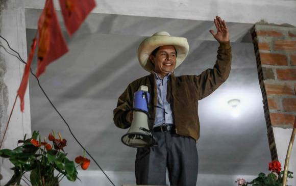 Castillo, del partido Perú Libre, se dirigió a sus simpatizantes en Tacabamba, Perú, el domingo mientras se conocían los resultados preliminares de las votaciones. FOTO EFE/ Stringer