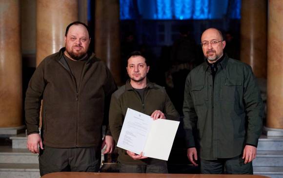 En el marco del quinto día de la guerra, Volodímir Zelenski firmó la solicitud oficial de ingreso a la Unión Europea. FOTO: Presidencia de Ucrania