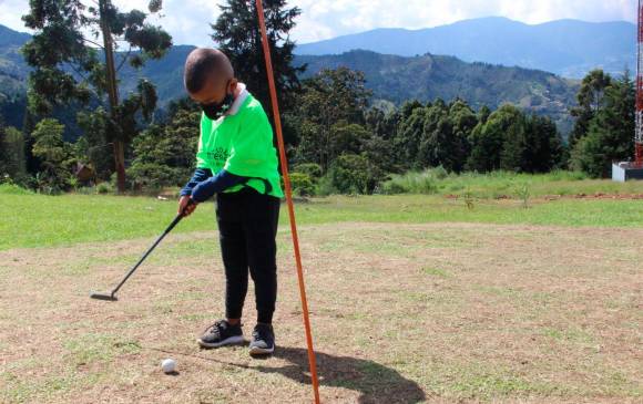 Los menores de Envigado que sienten afinidad por el golf cuenta con un espacio público para la práctica de este deporte. FOTO CORTESÍA INDER