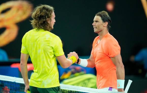 Rafael Nadal y su verdugo que sacó provecho de su mejor estado físico para avanzar a las semifinales del Abierto de Australia. El certamen baja el telón este fin de semana. FOTO EFE