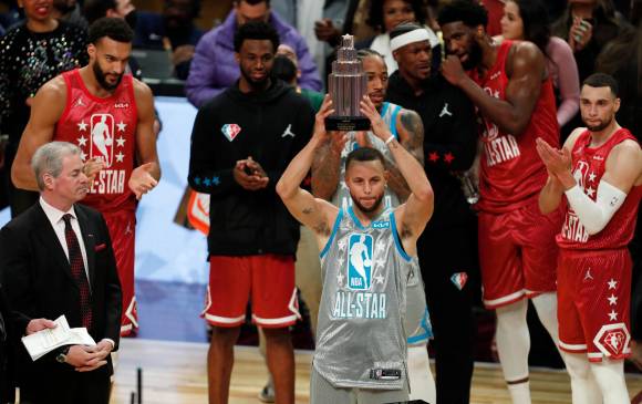 Stephen Curry, del equipo LeBron, sostiene el trofeo Kobe Bryant después de ganar el MVP del Juego de Estrellas. FOTO EFE