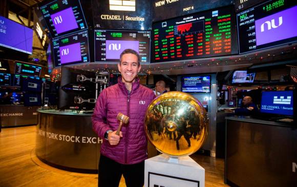 David Vélez tocó ayer la campana de Wall Street, mientras ponía en el mercado de valores a su empresa Nubank. FOTO Cortesía