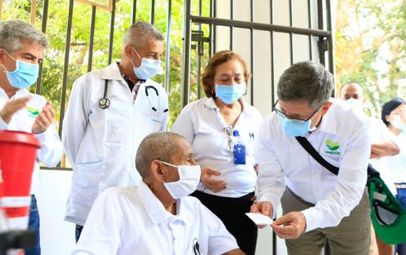 Comenzó vacunación de adultos mayores en Antioquia