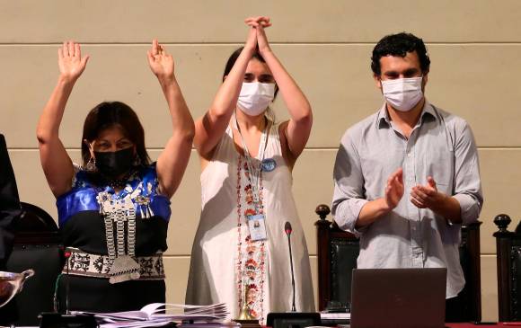 Maria Elisa Quinteros (de blanco) fue elegida este miércoles tras 18 horas de deliberación y 9 votaciones FOTO: EFE.
