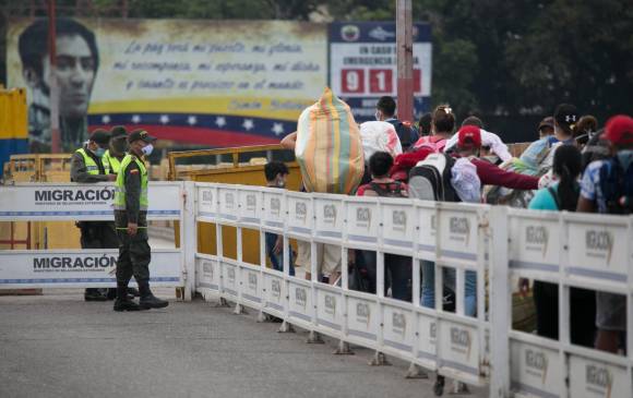 La frontera con Venezuela se mantiene cerrada desde marzo, por lo que los venezolanos deben acudir a trochas y ríos para llegar hasta Colombia. FOTO COLPRENSA
