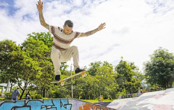 Alexánder, uno de los referentes del skateboarding en Antioquia. Ha sido apoyado por marcas que impulsan este deporte. FOTO EDWIN BUSTAMANTE