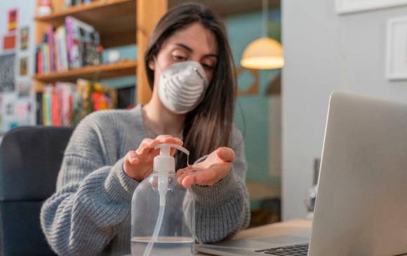 Continúe con las medidas de bioseguridad aunque sea vacunado. Foto: Sstock