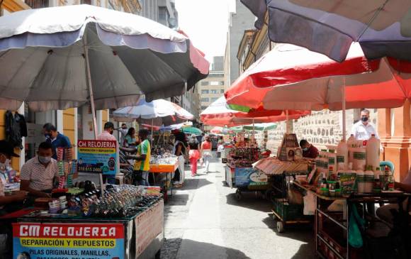 Los medianos y pequeños comerciantes sacaron sus artículos para proveer a los compradores: Foto: Camilo Suárez.