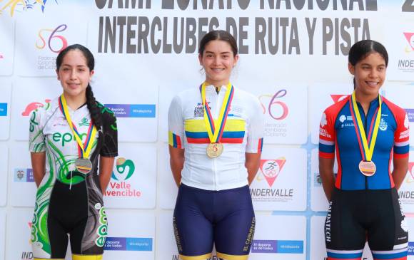 En el podio las antioqueñas Einis Yulieth Hoyos del club Nueva Generación, ganadora del bronce, Angie Mariana Londoño de El Carmen del Viboral quien se quedó con el oro y Danna Valentina Casas de Tunja, quien se llevó la medalla de plata. FOTO CORTESÍA FEDECICLISMO 