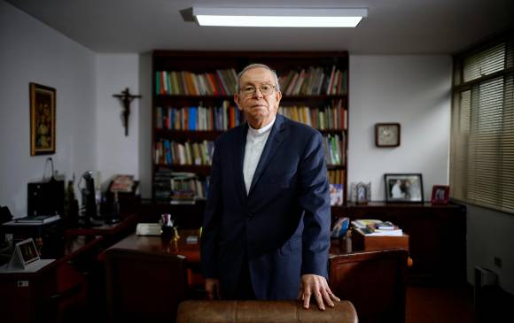 Monseñor Héctor Fabio Henao, de Pastoral Social, es uno de los encargados de canalizar al Gobierno las inquietudes que transmiten las comunidades a todos los obispos del país. FOTO Colprensa