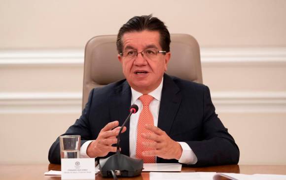 El ministro de Salud, Fernando Ruiz, sostiene que de cumplirse las condiciones epidemiológicas, Colombia podría pensar en quitarse el tapabocas. FOTO Colprensa