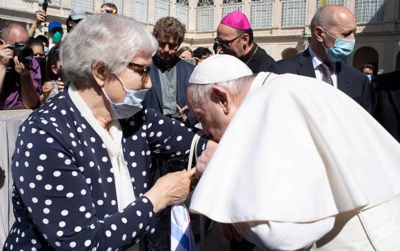 Lidia Maksymowicz, deportada en el campo de Auschwitz Birkenau, y el Papa Francisco. FOTO EFE