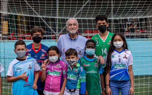 Ayer, durante la entrega de uniformes en la cancha Marte 1, Carlos Iván compartió con los niños deportistas. El evento se inaugura este sábado en la tarde. FOTO Carlos velásquez