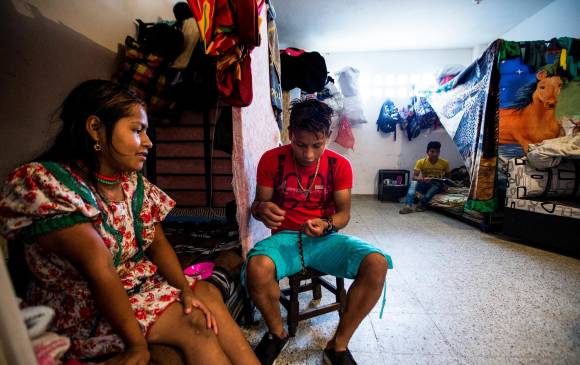 La Alcaldía de Medellín tiene dispuesta una casa-refugio en Manrique, que alberga a 50 indígenas desplazados. FOTO Julio c. herrera