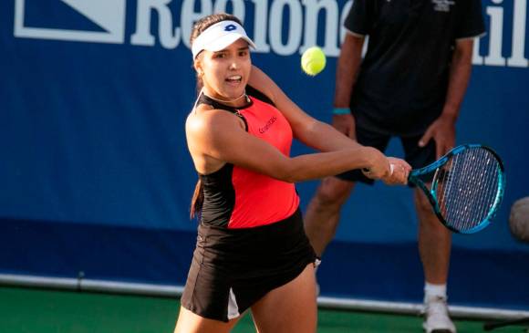 Camila Osorio en acción durante el duelo ante Saisai Zheng en el que avanzó a la semifinal del WTA 250 de Tenerife. FOTO CORTESÍA WTA Tenerife - Marta Magni