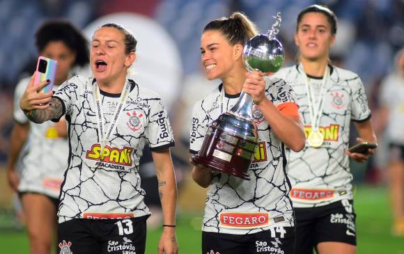 Las jugadoras de Corinthians celebran el título de la Copa Libertadores tras vencer 2-0 a Santa Fe. FOTOE FE 