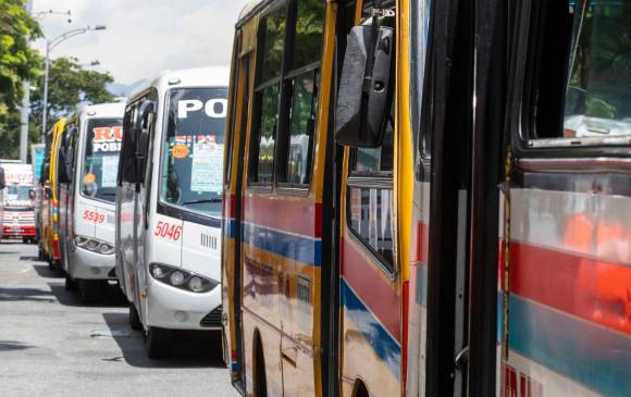 Buses y microbuses tuvieron un aumento de $150 por lo que la tarifa quedó en $2.550 para los primeros y $2.650 en los segundos. FOTO ARCHIVO EC