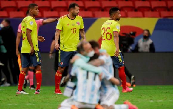 El contraste al final del partido: el festejo de los argentinos y la tristeza de los colombianos que dejaron una buena imagen. Segundo empate entre ambos en un mes. FOTO EFE
