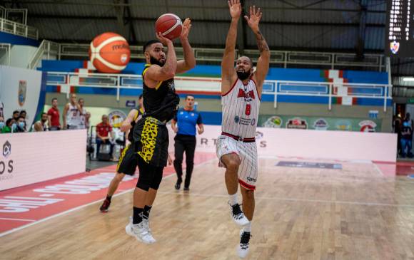 Romario José Roque (uniforme oscuro) es uno de los jugadores nacionales que mayor aporte le dio a Tigrillos en la fase regular de la burbuja que se disputa en Cali. FOTO cortesía DPB