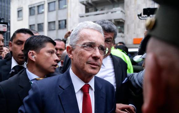 El expresidente Álvaro Uribe Vélez se enfrentó este martes a una audiencia de preclusión en la investigación que adelantan en su contra por manipulación de testigos. FOTO: COLPRENSA