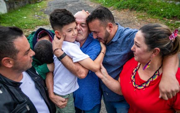 Javier Cadavid se reencontró con su familia a las afueras de la cárcel de Itagüí. Seguirá defendiendo su inocencia hasta el último día de su vida. FOTO carlos velásquez