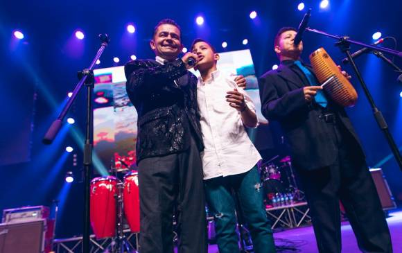 Josgil Pastor López González, hijo de Pastor López, en la tarima durante un concierto en Medellín. FOTO Cortesía Breakfast Club