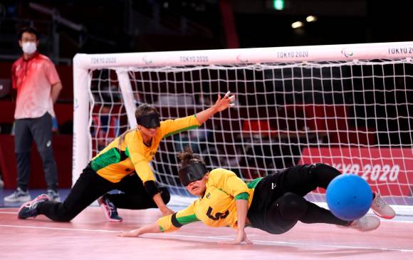 Monzia de Lima de Brasil protege la portería durante el partido de grupo de la ronda preliminar femenina de Goalball entre el equipo de Brasil y el equipo de EE. UU. Foto: Getty