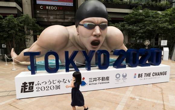 Una imagen gigante de un atleta, ha sido un gran atractivo para que la gente se tome fotos y quede con un gran recuerdo de Tokio 2020. FOTOS GETTY
