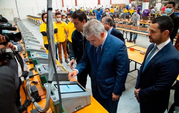 El presidente Duque en el Centro Operacional Electoral, desde donde se alistan los kits electorales de todo el país. FOTO CORTESÍA