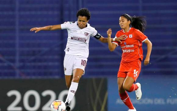 Gabriels Zanotti (I) de Ferrovaria disputa el balón con Lizeth Ocampo de América, en la final de la Copa Libertadores. EFE