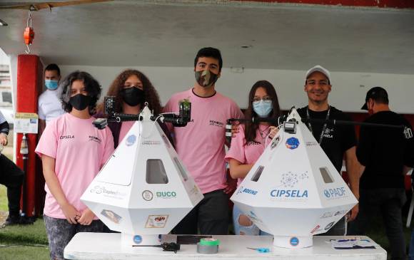 En esta foto, algunos de los miembros del equipo The condor al lado de las dos cápsulas. FOTO Donaldo Zuluaga Velilla