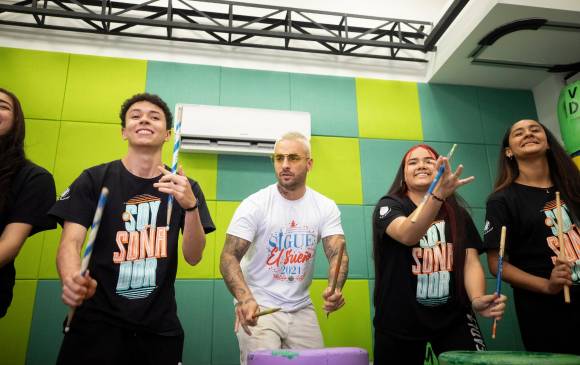 Maluma compartió con los alumnos que hacen parte de su fundación. FOTO Camilo Suárez Echeverry