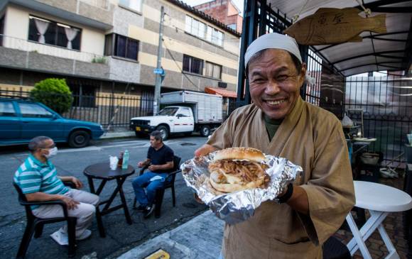 La hamburguesa de pescado es uno de los platos más apetecidos en el negocio de Kaneko. FOTO JULIO CÉSAR HERRERA