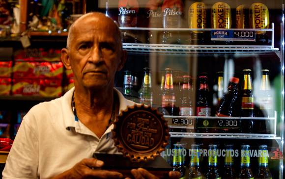 Don Leo lleva 26 años vendiendo cerveza y ha recibido de Bavaria, principal empresa productora de estas bebidas en el país, varios reconocimientos. FOTO: Juan Pablo Estrada.