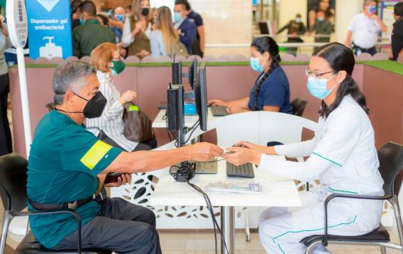 Se espera la aplicación de 300 vacunas diarias en el espacio habilitado en el centro comercial Santafé. FOTO cortesía