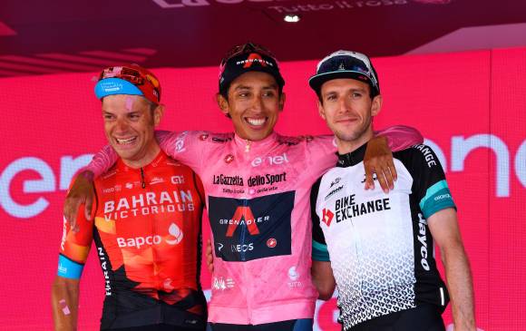 En el podio con Caruso (izquierda) y Yates, segundo y tercero en la general.