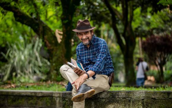Es el primer libro de ficción de Luis Alirio Calle, él que siempre se ha dedicado a la no ficción. FOTO camilo suárez.