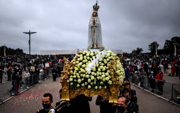 Como es tradicional cada año (en 2020 fue virtual) se realizó la procesión con la imagen de la Virgen de Fátima. FOTO AFP