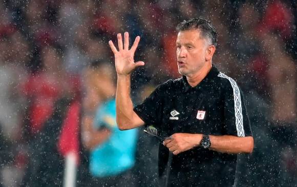 El entrenador Juan Carlos Osorio pisó adrede al jugador Juan David Mosquera, cuando este cayó al piso. FOTO AFP.