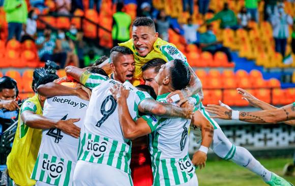 Los jugadores veteranos y jóvenes de Nacional celebran uno de los goles frente al Cali, rival al que no derrotaban hacía 4 juegos en el Atanasio (dato @oscaryamit). FOTO Dimayor