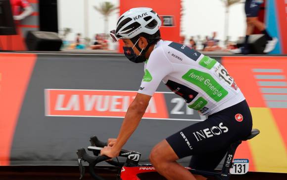 Egan Bernal, pese a las crisis que ha tenido en la Vuelta a España, se mantiene en el top-10. Además, por undécimo día seguido lidera la clasificación de los jóvenes. FOTO EFE