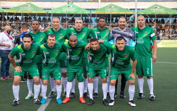 El juego, que se disputó en dos tiempos de 25 minutos, terminó con el empate 1-1 entre Paisitas y la Selección Senior Master (verde), dirigidos por Wilmar Pérez. Foto: Edwin Bustamante.