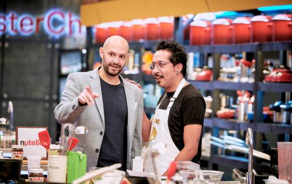 Nicolás de Zubiría, jurado, y Frank Martínez, concursantes, en Master Chef Celebrity 2021. FOTO Cortesía Canal RCN.