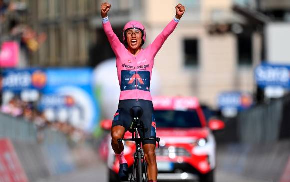 Este domingo, en el grito final de campeón luego de terminar la contrarreloj individual. FotoS AFP y Getty