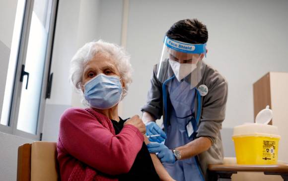Además de los mayores de 65 años, por ahora solo pueden vacunarse las personas que residen en centros geriátricos y los que las cuidan y el personal sanitario en primera línea de la lucha contra la covid-19. FOTO ARCHIVO EFE