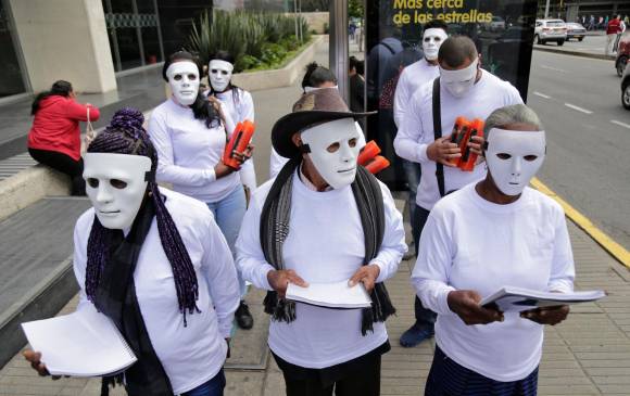Las víctimas en Urabá aún se sienten vulnerables y por eso utilizaron máscaras en la entrega de un informe a la JEP en 2018. Aún persisten las amenazas en su contra por parte de grupos que se disputan el territorio, mientras claman por justicia. FOTO Colprensa